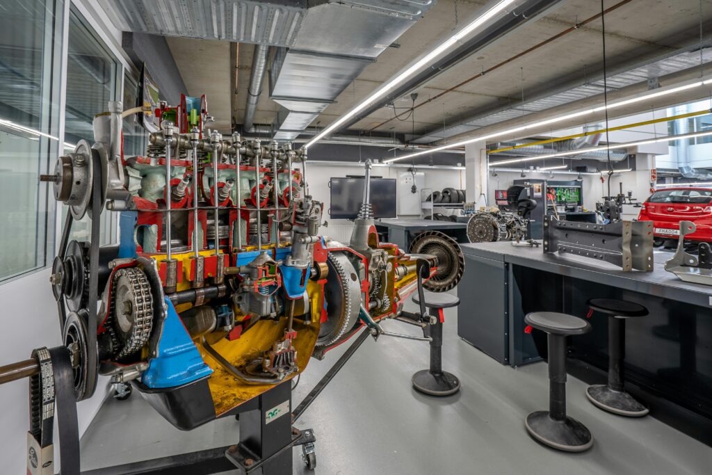 A detailed cross-section display of an internal combustion engine used for mechanical engineering and sensor placement instruction